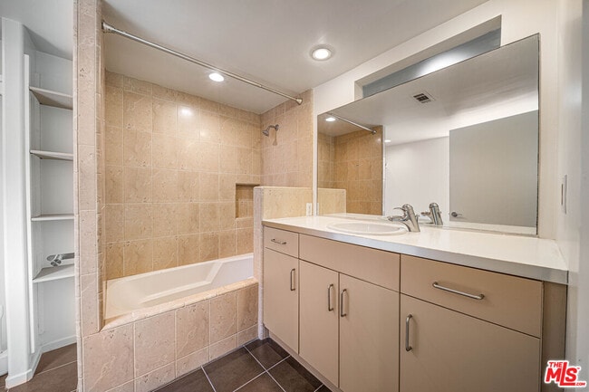 Building Photo - 726 W 37th St