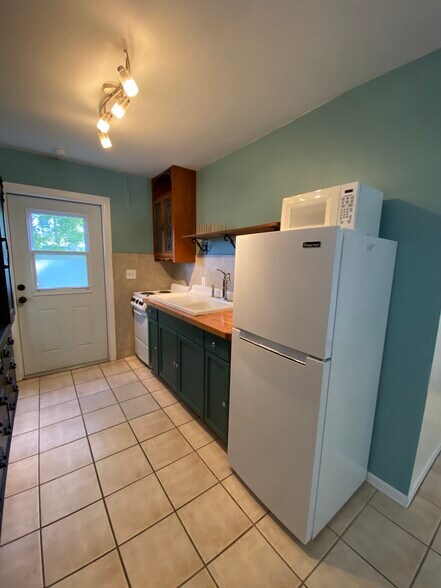 Building Photo - 6237 SE Lake Circle Dr