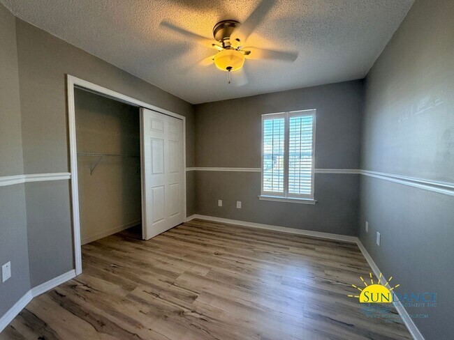 Building Photo - Charming Custom Details & Cul-de-Sac Living in Mary Esther!