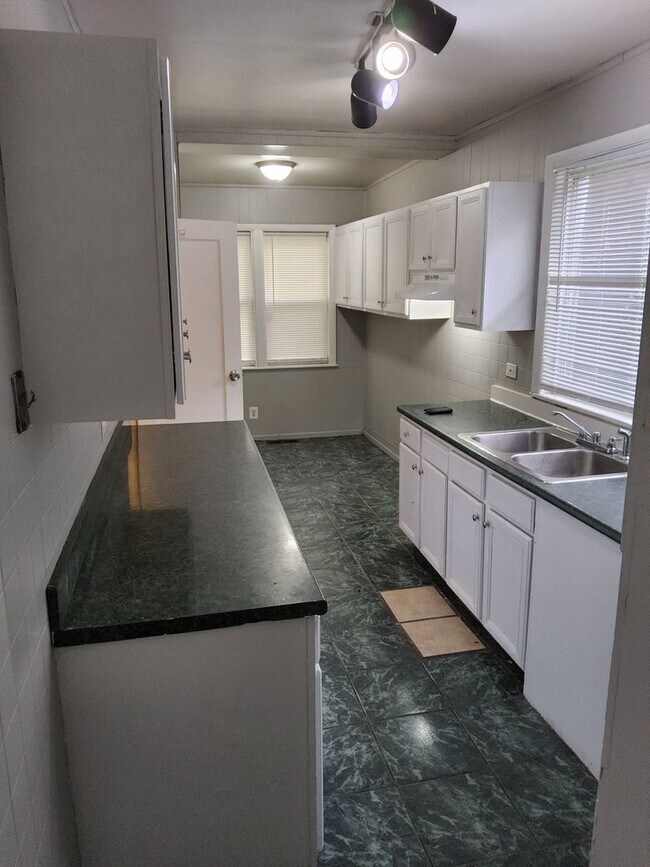 Building Photo - Welcome to this Chicago-style brick Bungal...