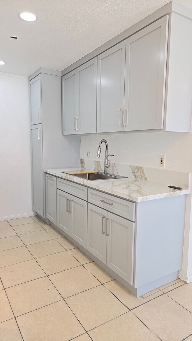 Building Photo - 892 Robin Dr