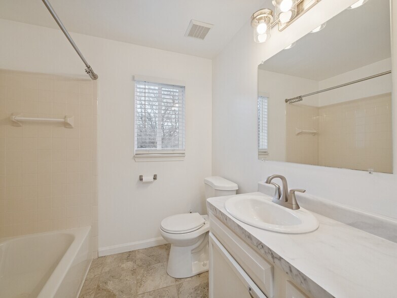 Second floor bathroom - 8204 Toepfer Rd