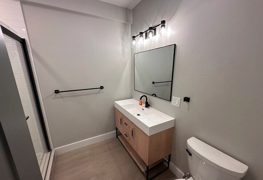 Building Photo - 16 Baker Ct