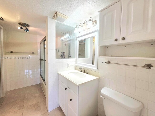 Building Photo - 1400 NE 57th Ct