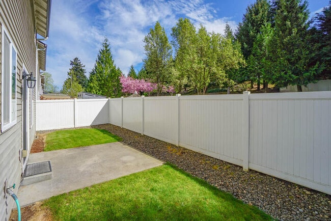 Building Photo - THREE BEDROOM WITH FENCED YARD