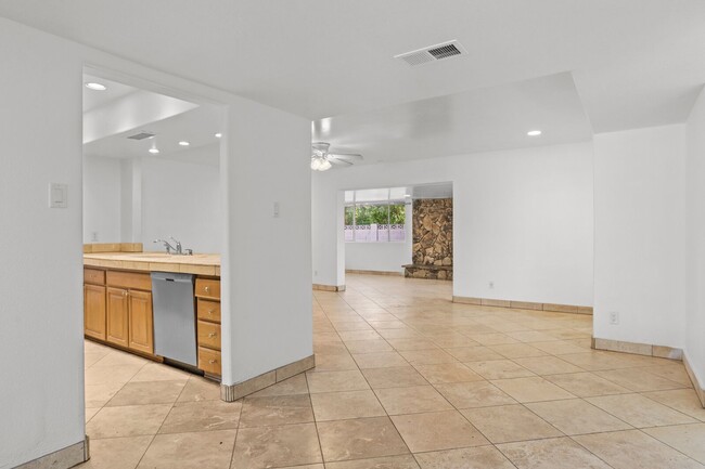 Building Photo - Prime ASU Location 5BR Home with Pool & Garage