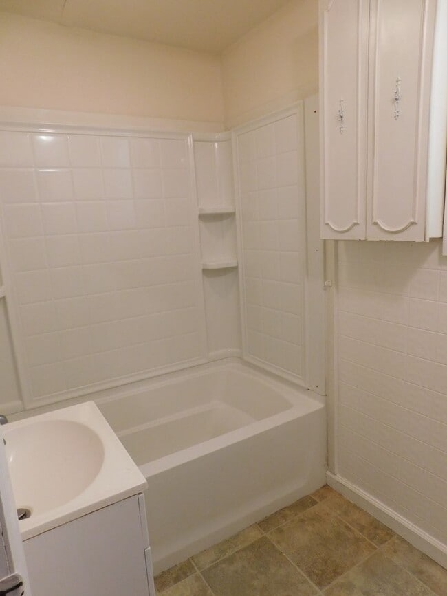 Building Photo - 2208 1/2 Spencer Avenue