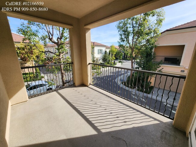 Building Photo - Irvine 2 Bedroom Townhouse