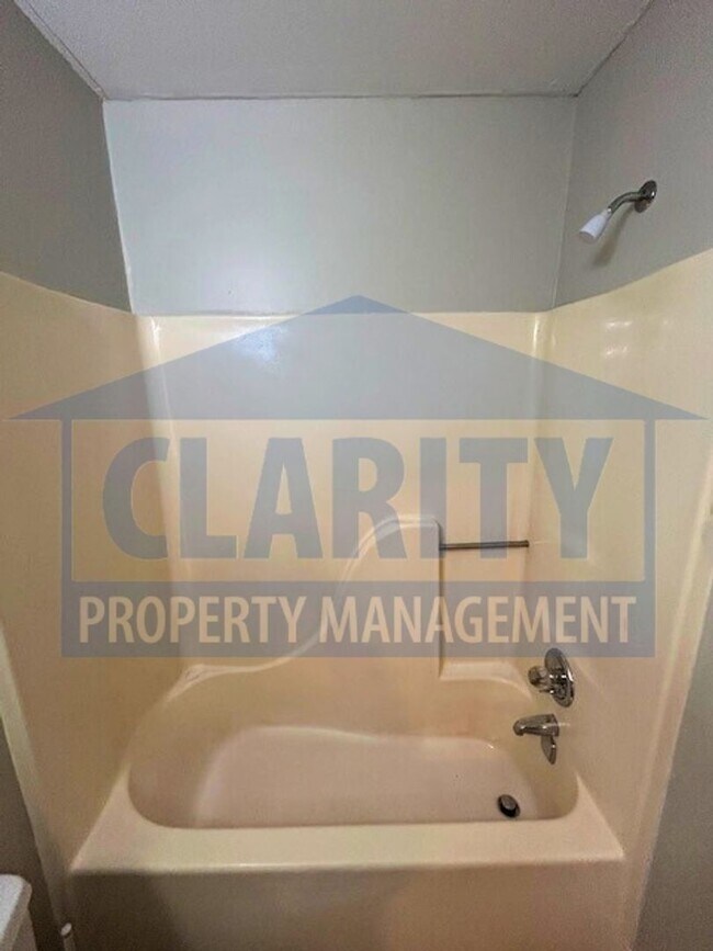 Building Photo - 3014/3016 Blue Springs Rd