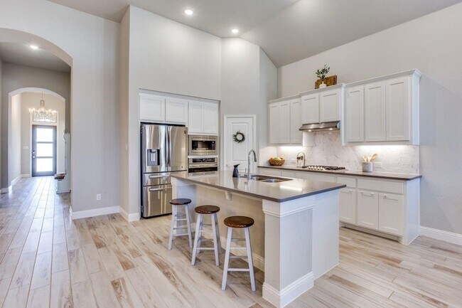 Building Photo - 905 Lady Bird Dr