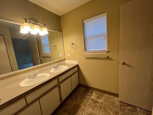 Building Photo - Rent Special: 1/2 Off February's Rent