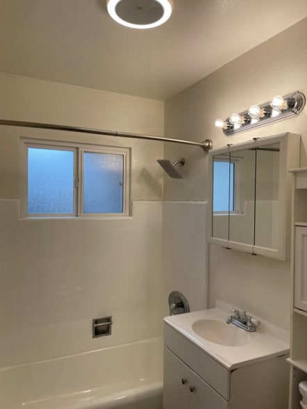 Building Photo - 1530 Drexel Dr