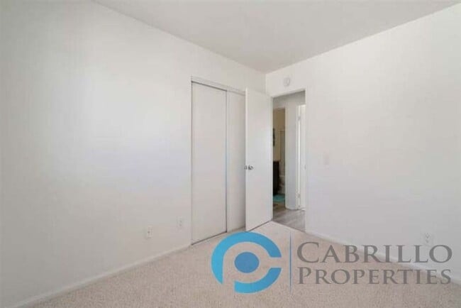 Building Photo - 4523 Winona Ave