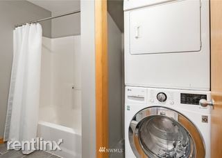 Building Photo - 827 Hiawatha Pl S