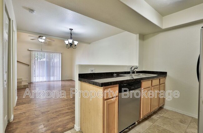 Building Photo - 2121 W Royal Palm Rd