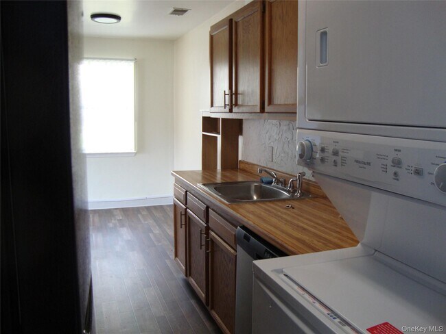 Building Photo - 276 Temple Hill Rd