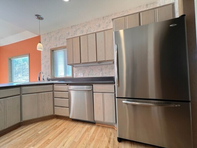 Building Photo - STUNNING VIEWS from this 3 bedroom, 2 bath home | Available February