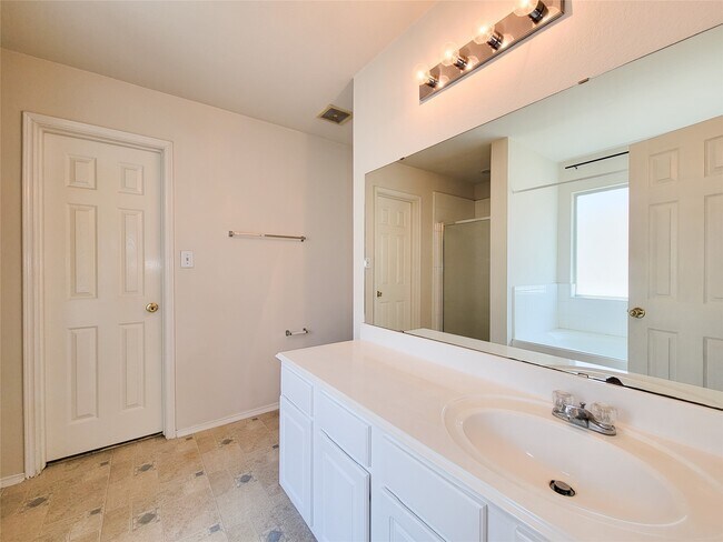 Building Photo - 5746 Roehampton Ct