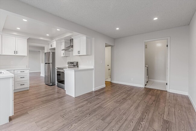 Building Photo - Fully Renovated, 4 Bedroom Townhome Availa...