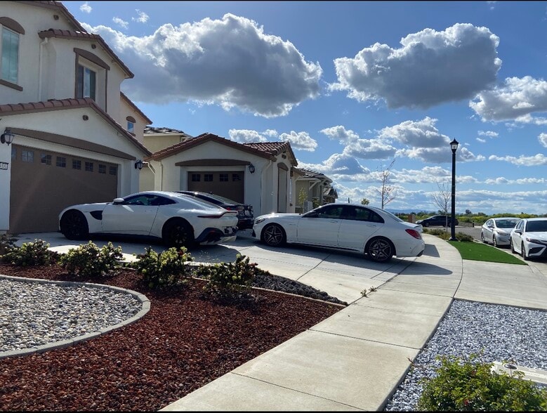 Parking: Car garage + driveway+ side street - 2008 Gumbinger Pl