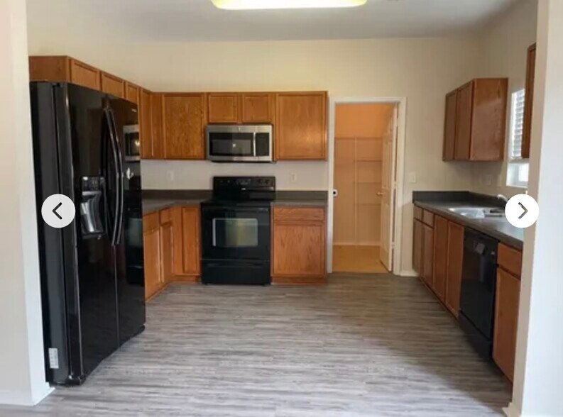 Building Photo - 1050 Black Oak Dr