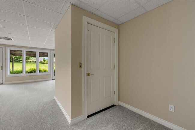 Building Photo - 998 Eagle Ave