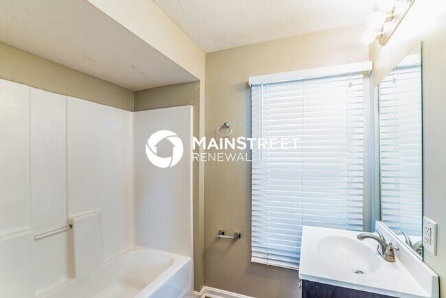 Building Photo - 3 Bedroom Pet-Friendly Home in Louisville, KY with Main Street Renewal