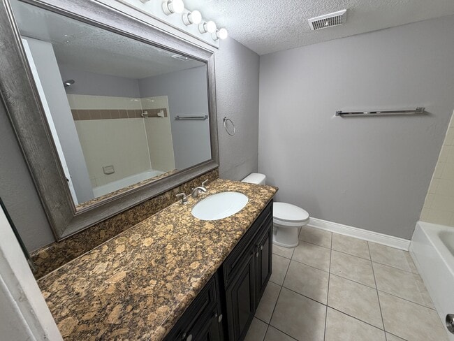 Building Photo - 1940 Lake Atriums Cir