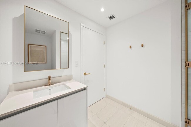 Building Photo - 2678 Tigertail Ave