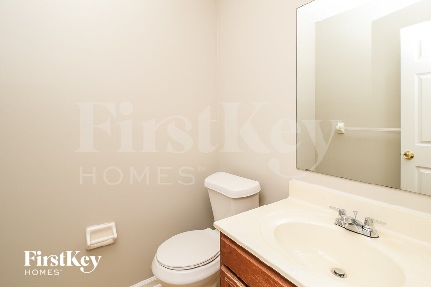 Building Photo - 1877 Wedgewood Dr