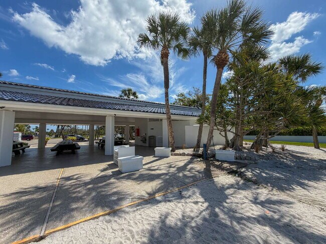 Building Photo - Luxury Furnished Longboat Key Retreat with Private Beach Club Access & Golf Course Views Remodele...