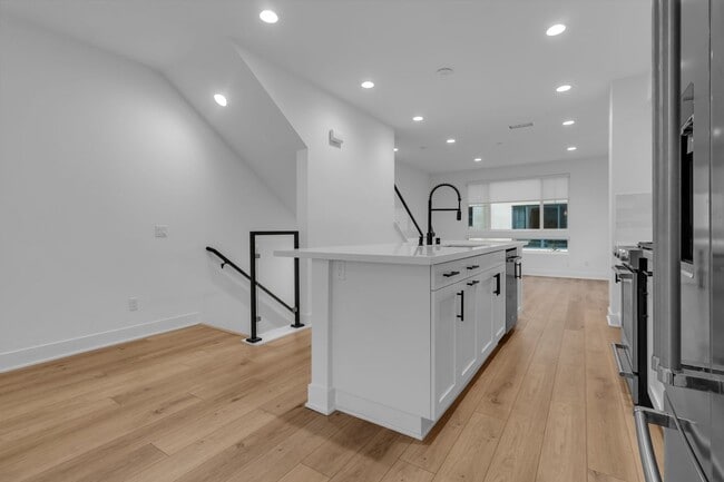 Building Photo - 2907 W Exposition Pl