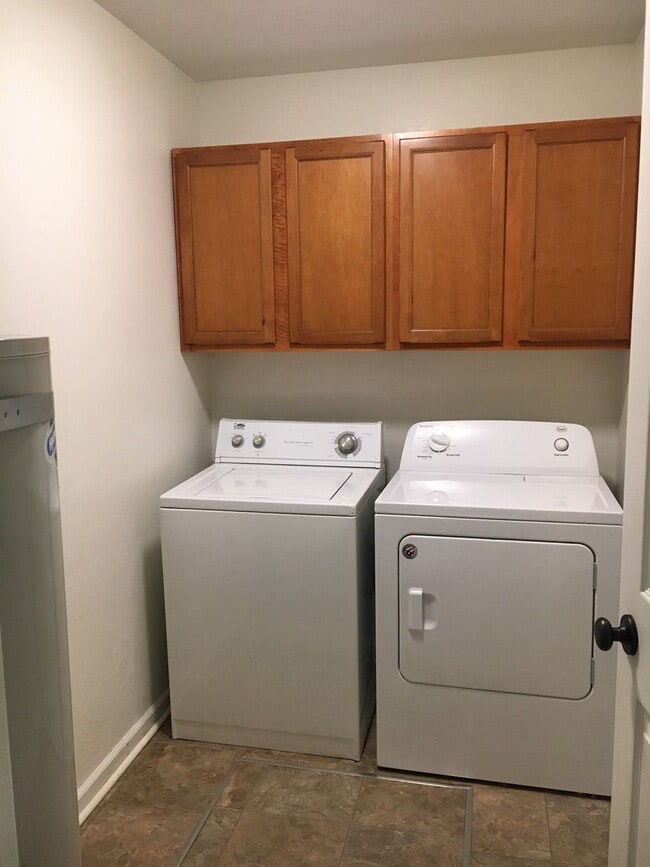 Building Photo - 4 Bedroom 2 Bathroom House - Close to MSU Campus