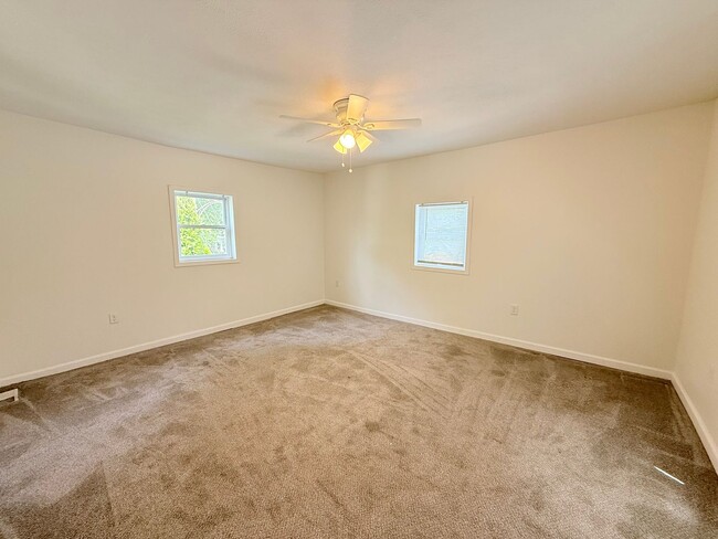 Building Photo - 4 Bedroom 2 Bath in Normal!
