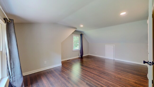Building Photo - Updated Cape-Style Home Near Sherwood & Si...