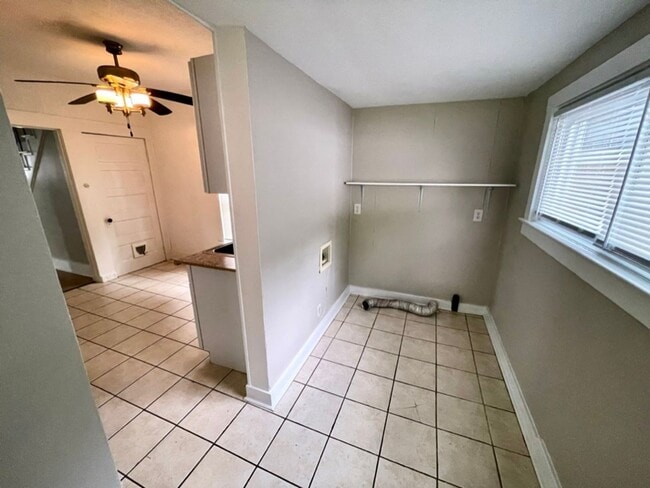 Building Photo - Spacious 3Bd; 1Ba Single Family Home