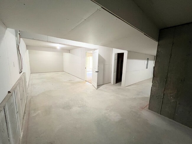 Building Photo - Fenced home close to FLW!