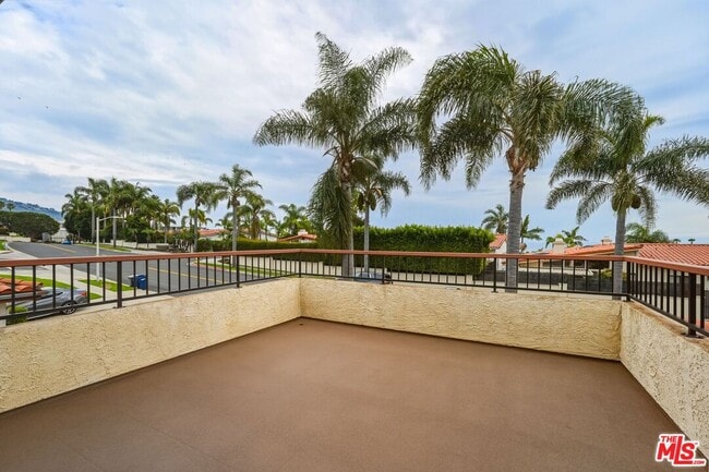 Building Photo - 6505 Beachview Dr