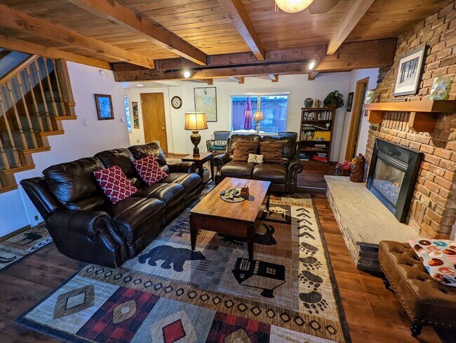 Building Photo - Pet friendly 4Bd home for a seasonal lease...