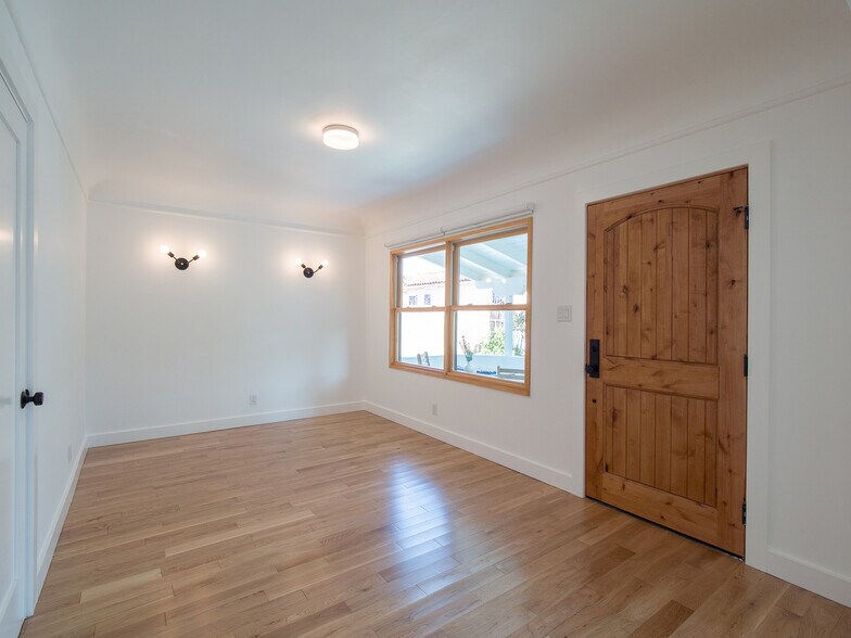 Living room - 2907 1/2 12th Ave