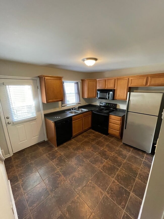 Building Photo - End Unit Townhome in Elizabeth/Plaza Midwood Area! ***50% discount for the first full month with ...