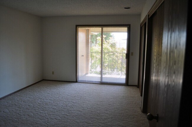 Building Photo - 1 Bed 2 Bath View Point Community TOP Floor Condo