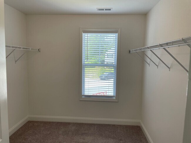 Building Photo - Like new home on cul-de-sac lot with 3 bedrooms, loft and 2.5 bathrooms!