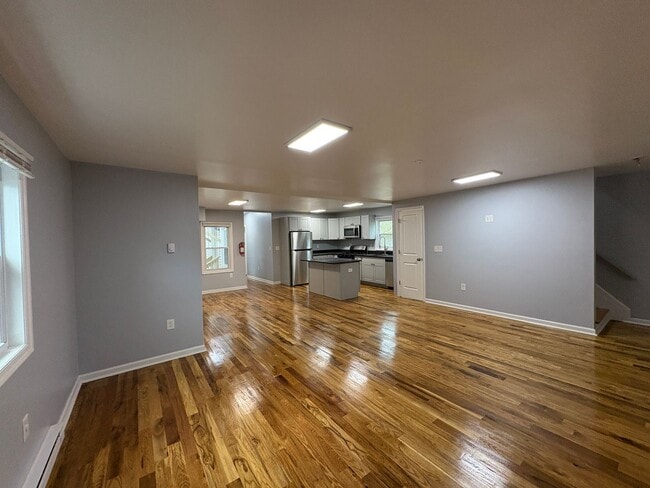 Building Photo - Beautiful, Newly Renovated 4 Bedroom 2 1/2...