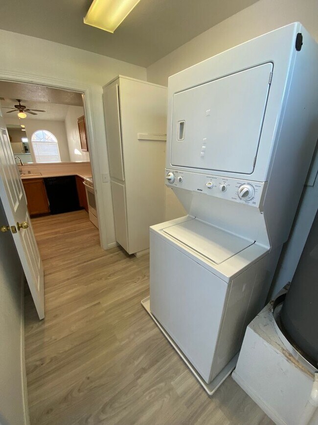 Building Photo - Americana Property Mgmt - Condo 2b - 2b in...