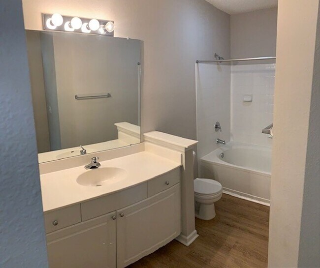 Building Photo - 2/2, 2nd floor unit in gated, Sanford community