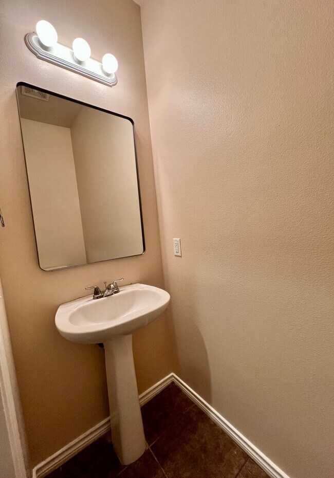 Building Photo - Beautiful Town Home in the Heart of San An...