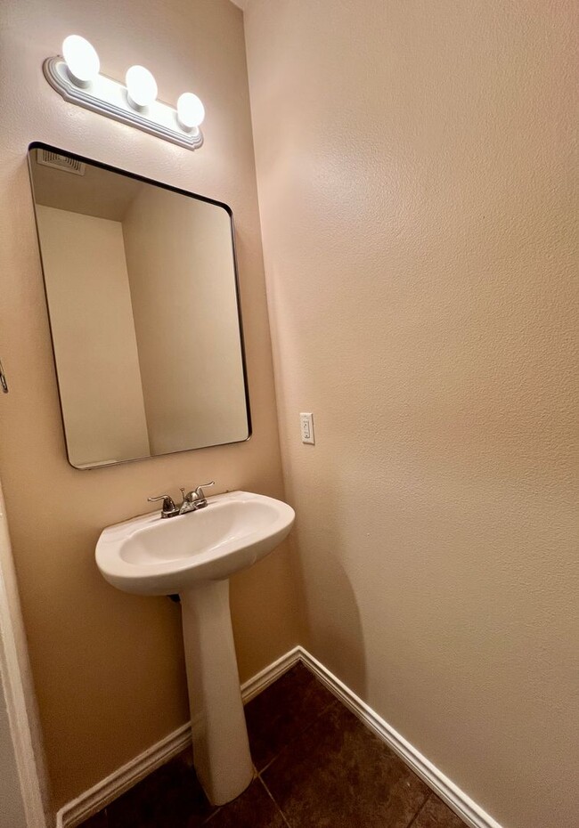 Building Photo - Beautiful Town Home in the Heart of San Antonio