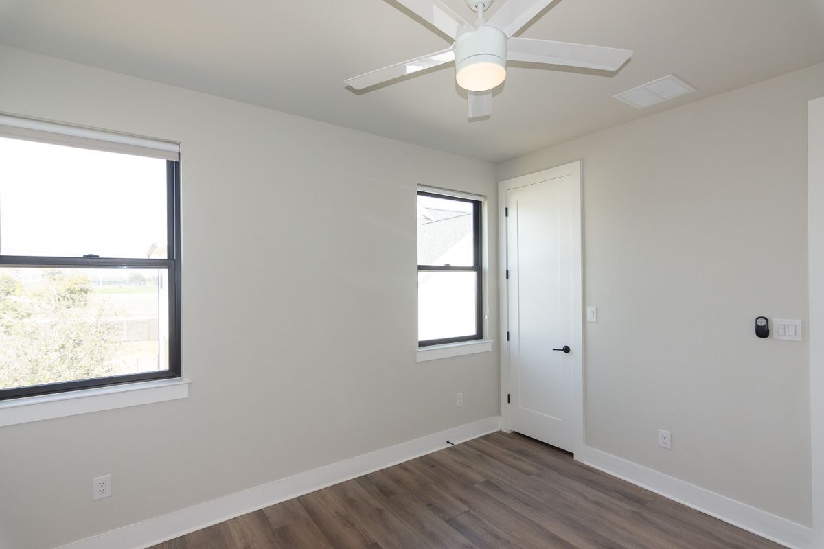 Building Photo - 2802 Lawrence Dr