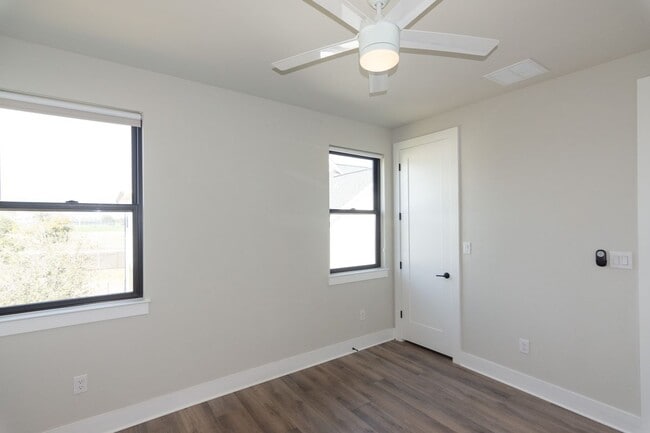 Building Photo - 2802 Lawrence Dr